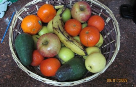 סלסלת פירות כמתנה לחנוכת בית